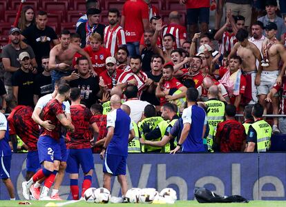Los ultras del Atlético de Madrid increpan a varios jugadores de su equipo tras un partido contra el Villarreal en agosto de 2022.