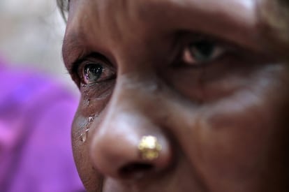Una mujer de Bangladesh llora por un pariente fallecido hace dos años en el incendio de un almacen textil en el que murieron un centenar de trabajadores.  