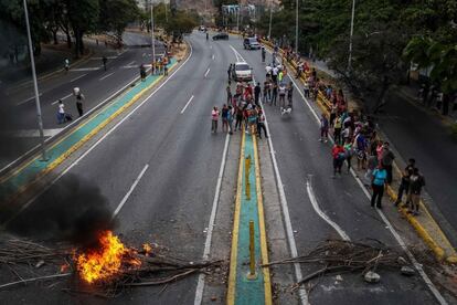 Un grupo de personas protesta por la falta de agua potable y electricidad, en la Avenida Baralt, en el centro de Caracas (Venezuela), un territorio considerado bastión del chavismo gobernante. Hasta este domingo, al menos 20 estados continuaban afectados por los apagones que registrados en Venezuela desde inicios de marzo, unos incidentes que las autoridades atribuyen a un "ataque" de la oposición y Estados Unidos.