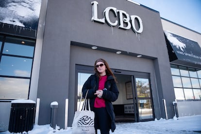 Sarah Gratten, este viernes en Ottawa a la puerta de una de las licorerías LCBO, que son propiedad de la provincia de Ontario.