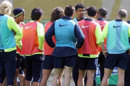 Rijkaard, técnico del Barça, da instrucciones a sus jugadores en un entrenamiento.