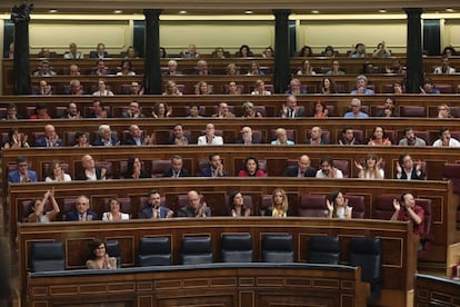 Los diputados aplauden durante el pleno de este jueves en el Congreso.