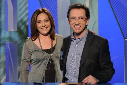 Pilar Vázquez y Jordi Hurtado, presentadores de <i>Saber y ganar.</i>