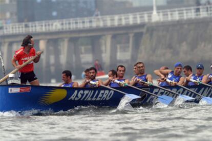 Trainera de Astillero en una regata.