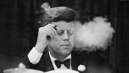 O presidente John F. Kennedy fuma um charuto durante um jantar de arrecadação de fundos do Partido Democrata na Universidade de Boston.