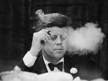 O presidente John F. Kennedy fuma um charuto durante um jantar de arrecadação de fundos do Partido Democrata na Universidade de Boston.