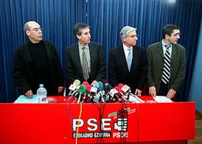 Javier Rojo (izquierda), Ramón Jáuregui, Manuel Huertas y Patxi López, ayer en Vitoria.