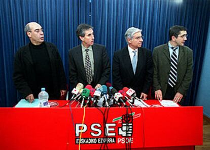 Javier Rojo (izquierda), Ramón Jáuregui, Manuel Huertas y Patxi López, ayer en Vitoria.