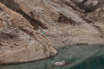 El embalse de La Baells en las inmediaciones de Berga (Barcelona) se encuentra al 25% de su capacidad por la sequía que afecta Cataluña.  Foto: Massimiliano Minocri