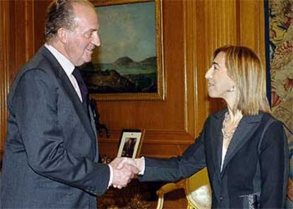 El Rey, junto a Begoña Lasagabaster, de Eusko Alkartasuna, durante la ronda de consultas con los partidos.