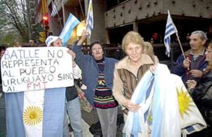 Uruguayos residentes en Argentina se manifiestan en Buenos Aires en protesta contra las declaraciones del presidente uruguayo, Jorge Batlle, quien dijo que los argentinos son &#39;una manga de ladrones&#39;.