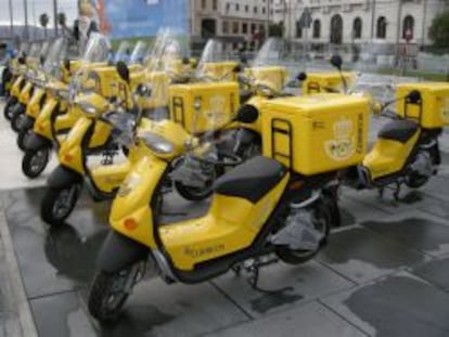 Flota de motos eléctricas de Correos.