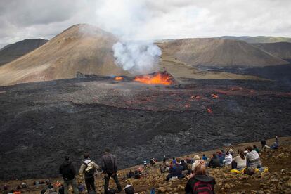 Varios ciudadanos se acercan a la lava del volcán Fagradalsfjall, en Islandia, el miércoles. Un año después, la montaña del Fagradalsfjall ha vuelto a rugir y a escupir lava, el pasado día 3 de agosto. 