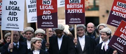 Abogados británicos protestan en Londres contra los recortes a las ayudas legales.