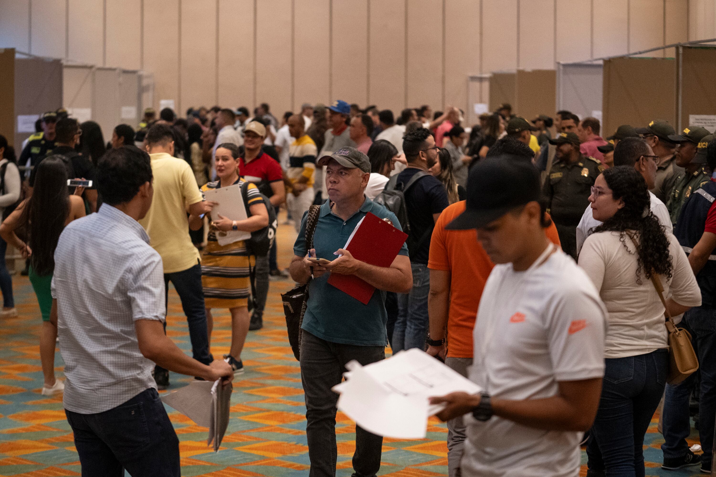 Personas caminan de un lado a otro en el centro de convenciones del hotel.