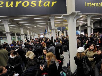 Usuarios del servicio Eurostar, que une Londres y París a través del túnel del Canal de la Mancha, en una imagen de 2009.