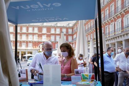 La concejal de Turismo, Almudena Maíllo, junto al concejal de Centro, José Fernández, este miércoles en la plaza Mayor.