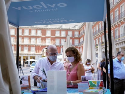 La concejal de Turismo, Almudena Maíllo, junto al concejal de Centro, José Fernández, este miércoles en la plaza Mayor.