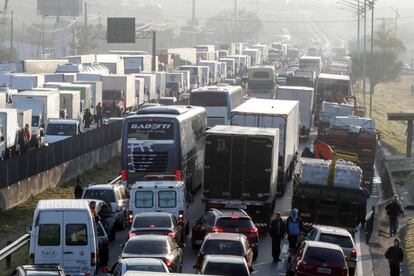 Greve dos motoristas causou longas filas nas estradas de 22 Estados e do Distrito Federal. Na manhã desta quinta-feira, a rodovia Régis Bittencourt ficou completamente bloqueada no acesso à cidade de São Paulo.