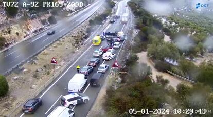 Captura de vídeo del accidente que ha cortado en Málaga, la A92, en Archidona, sentido Sevilla, este viernes.