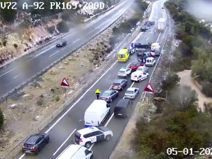 Captura de vídeo del accidente que ha cortado en Málaga, la A92, en Archidona, sentido Sevilla, este viernes.