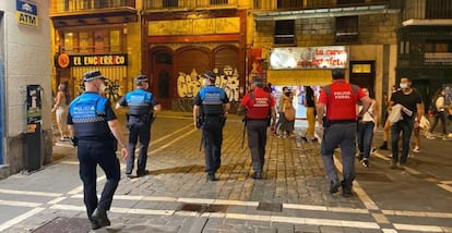 Dispositivo conjunto de Policía Municipal de Pamplona y Policía Foral para controlar el cumplimiento de la normativa por Covid-19.