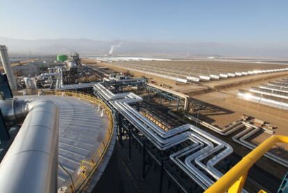 La planta de Andasol, central térmica solar con más de 600.000 espejos, en una planicie cerca de Sierra Nevada (Granada).