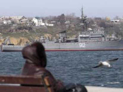 Un barco de la marina rusa patrulla por la bahía de Sevastopol el pasado lunes en Crimea (Ucrania).