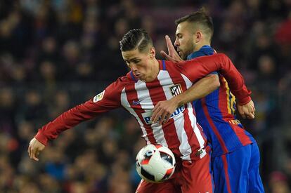 Jordi Alba se enfrenta al delantero del Atlético de Madrid, Fernando Torres.