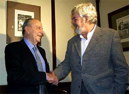 Manuel Fraga y Xosé Manuel Beiras se estrachan la mano durante la reunión que mantuvieron en enero.