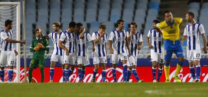 Los jugadores de la Real celebran el segundo gol a Las Palmas.