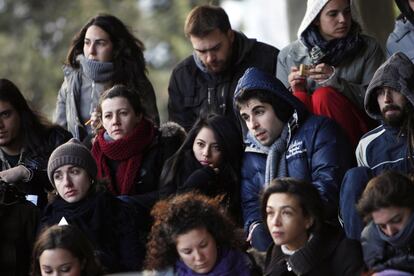 Durante hora y media, el profesor Cabo ha explicado el proceso constituyente español de la Transición con la intención de proyectar sobre el presente algunas de las decisiones que se tomaron entonces. Para combatir el frío, los estudiantes han acudido al acto protegidos con abrigos, mantas, gorros, guantes y algunos se han sentado sobre cartones o sillas mientras que otros han tomado té caliente.