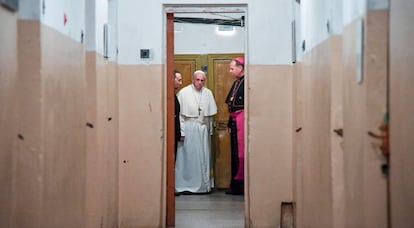 Francisco recorre el edificio que sirvió a la KGB y a la Gestapo para torturar y asesinar a detenidos.