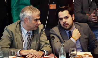 Fernando de Páramo (d) y Carlos Carrizosa, de Ciudadanos, en una reunión del Parlament.