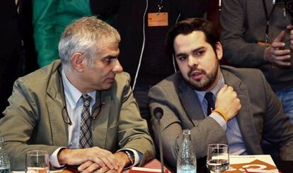 Fernando de P&aacute;ramo (d) y Carlos Carrizosa, de Ciudadanos, en una reuni&oacute;n del Parlament.