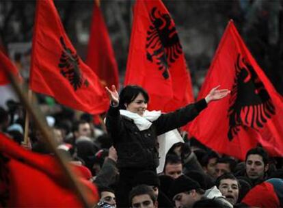 Una albanokosovar saluda a la multitud que ayer se volcó en las calles de la capital, Pristina, para celebrar la independencia.