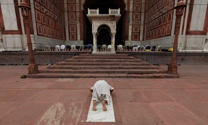Musulmanes rezan en la mezquita de Jama, en Nueva Delhi.