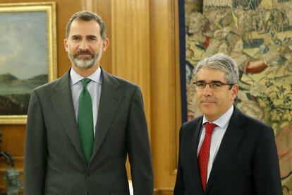 El rey Felipe VI recibe el portavoz del Partit Demòcrata Europeu Català (PDECat) en el Congreso, Francesc Homs (d), en el Palacio de la Zarzuela, en la primera jornada de la segunda ronda de consultas de la actual legislatura para buscar candidato a la investidura.