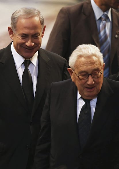 El primer ministro israelí, Benjamin Netanyahu, y el ex secretario de estado estadounidense Henry Kissnger a su llegada a la Catedral de San Pablo para asistir al funeral de la ex primera ministra Margaret Thatcher en Londres ,Reino Unido.