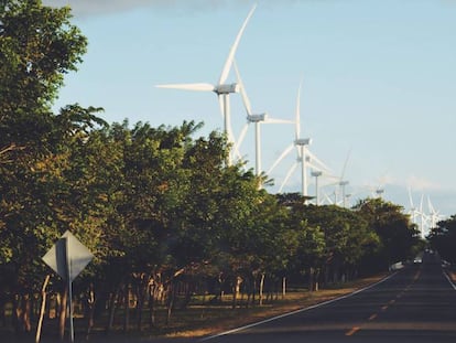 Molinos para generar energía eólica en Nicaragua.