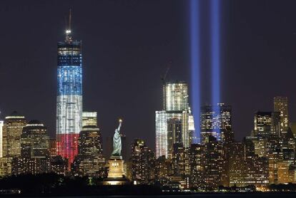 La ciudad de Nueva York homenajeaba anoche con la iluminación a las cerca de 3.000 víctimas de los atentados en las Torres Gemelas frente a la Estatua de la Libertad.