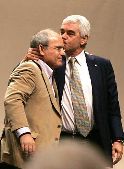 Pasqual Maragall besa en la cabeza a José Montilla en septiembre pasado en una reunión del PSC.
