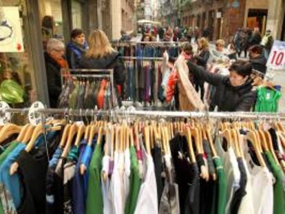 Una mujer observa las ofertas de uno de los puestos del mercado de gangas del Casco Viejo de Bilbao. EFE/Archivo