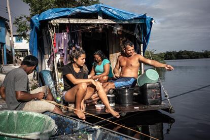 Jel Pereira da Silva y Célia Castro Pinheiro, su hija y su pareja, pescando en su casa flotante.