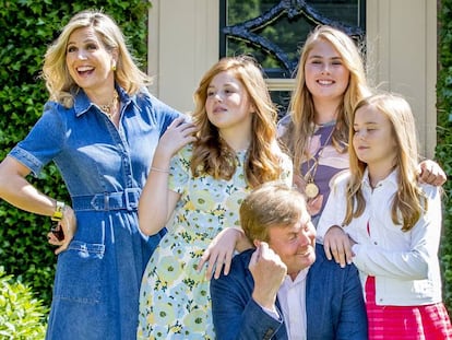 King Willem-Alexander of The Netherlands, Queen Maxima of The Netherlands, Princess Amalia of The Netherlands, Princess Alexia of The Netherlands and Princess Ariane of The Netherlands on July 13, 2018 in Wassenaar, Netherlands. (Photo by Patrick van Katwijk/Getty Images)