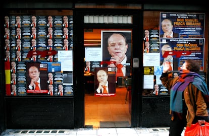 Carteles de Manuel Fraga, del PP, en Buenos Aires, durante la campaña electoral para las elecciones gallegas de 2005.