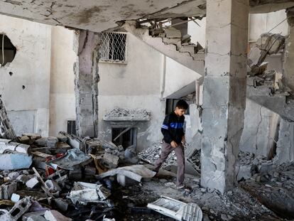 Un niño palestino camina sobre los escombros de la mezquita de Yenín