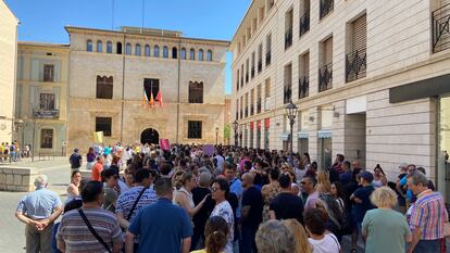 Concentración en Alzira tras la muerte violenta de una vecina de la población.