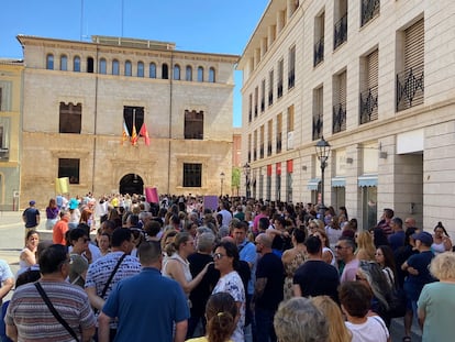 Concentración en Alzira tras la muerte violenta de una vecina de la población.