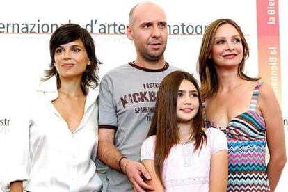 Jaume Balagueró, con las actrices Elena Anaya, Yasmin Murphy y Calista Flockhart (de izquierda a derecha), ayer en Venecia.